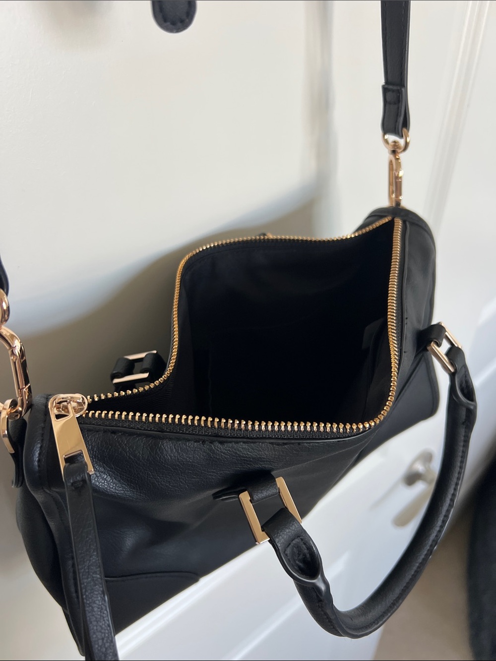 Black purse with adjustable straps and handles - Picture 5 of 5